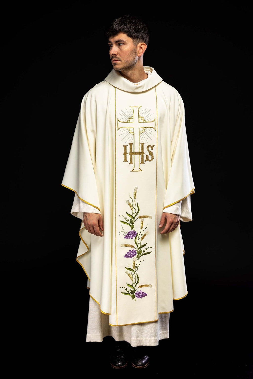 Ornat z zdobionym pasem IHS winogrona i kłosy oraz złotą lamówką