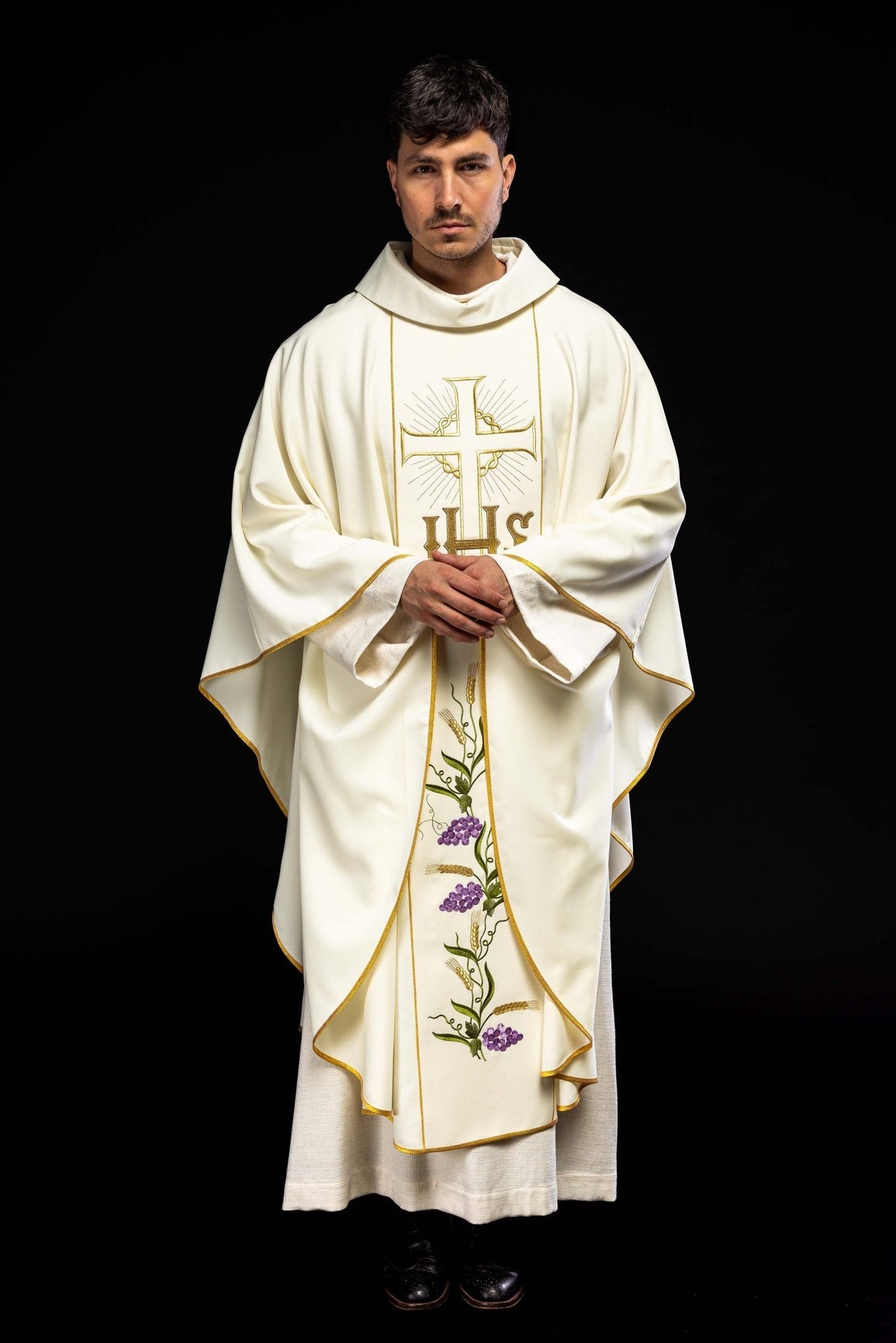 Ornat z zdobionym pasem IHS winogrona i kłosy oraz złotą lamówką