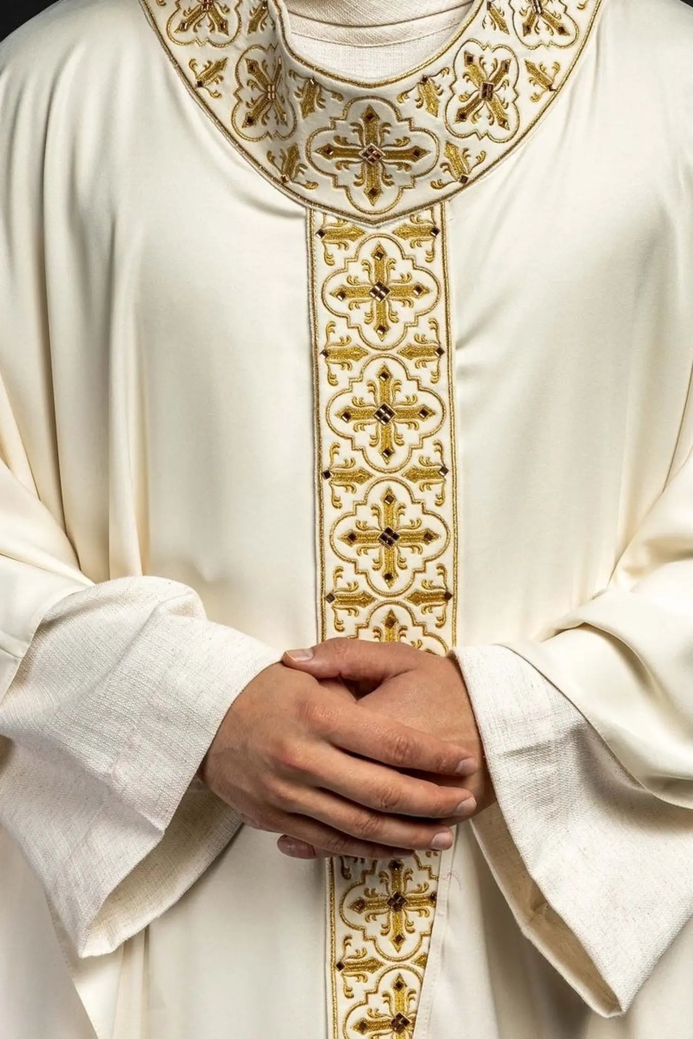 Chasuble décorée de 500 pierres avec une bande étroite en écru