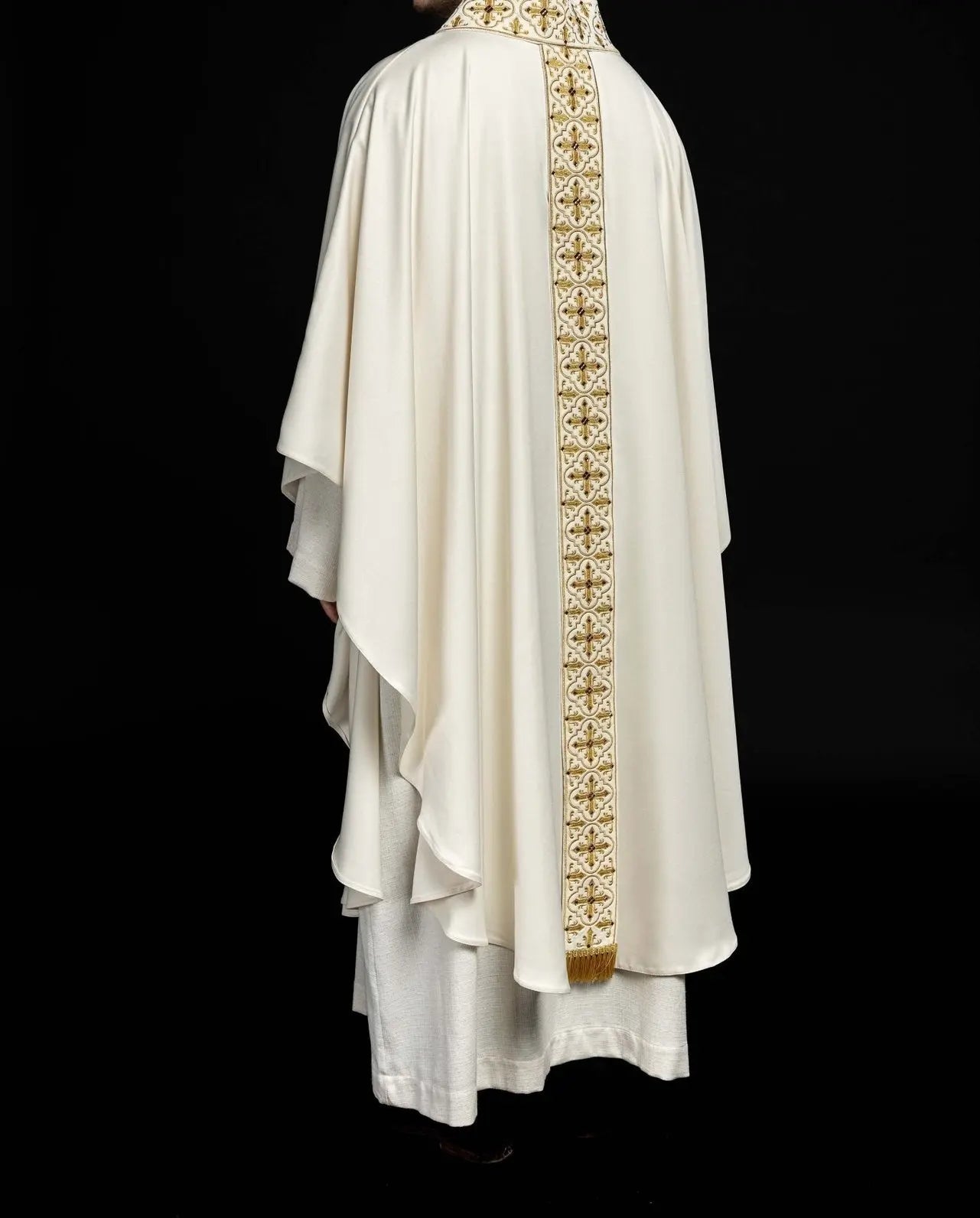 Chasuble décorée de 500 pierres avec une bande étroite en écru