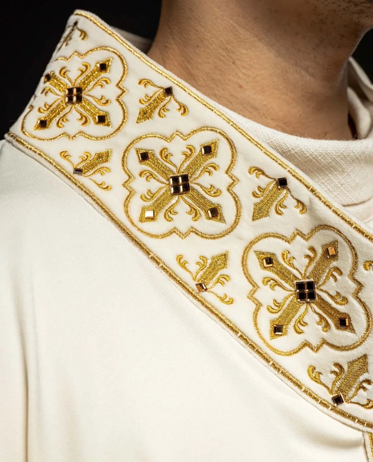 Chasuble décorée de 500 pierres avec une bande étroite en écru