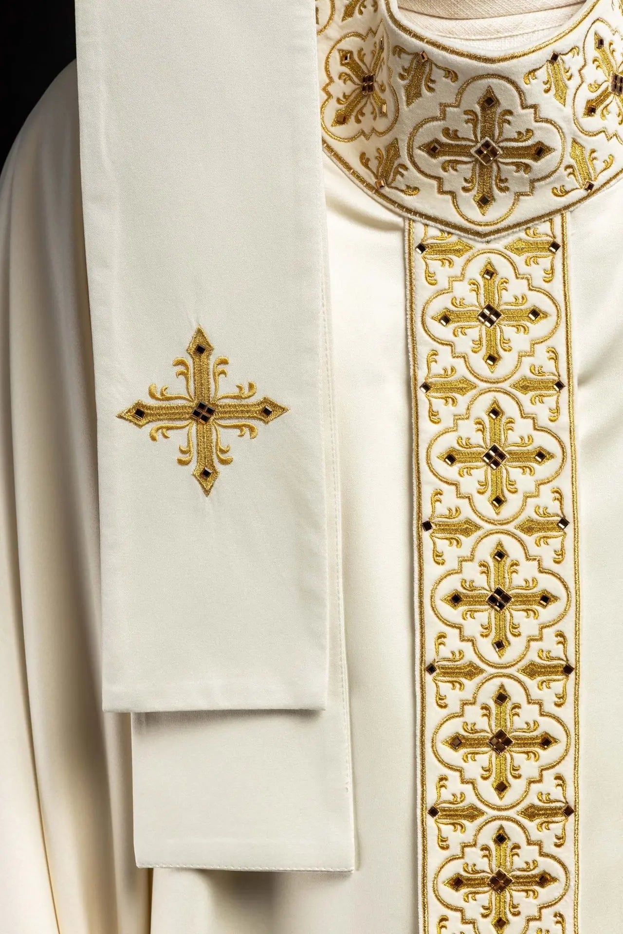 Chasuble décorée de 500 pierres avec une bande étroite en écru