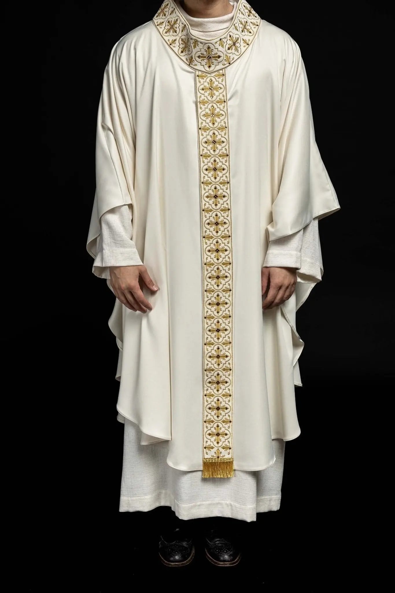 Chasuble décorée de 500 pierres avec une bande étroite en écru
