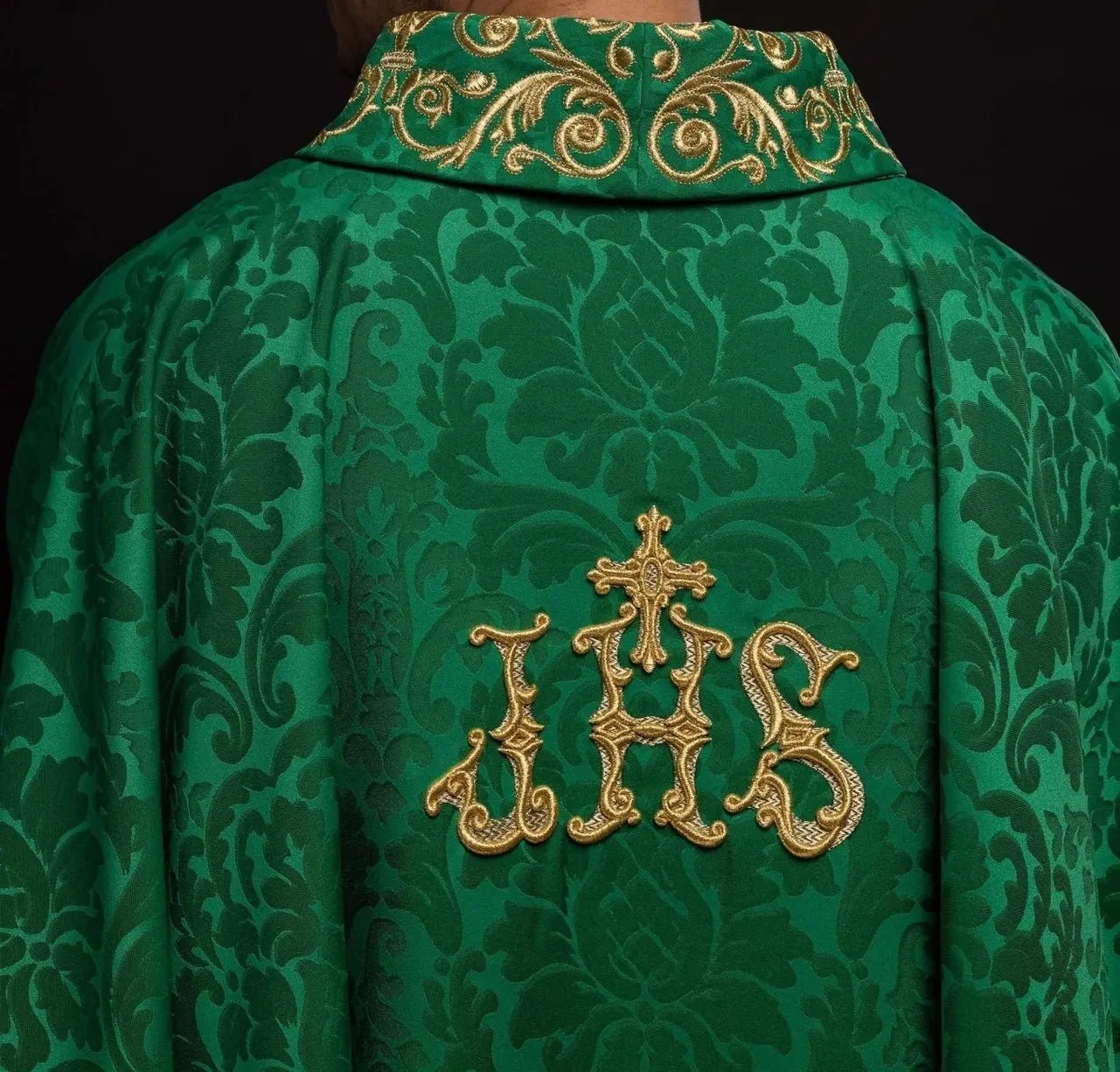 Chasuble verte avec motif IHS et col richement brodé sur tissu décoratif