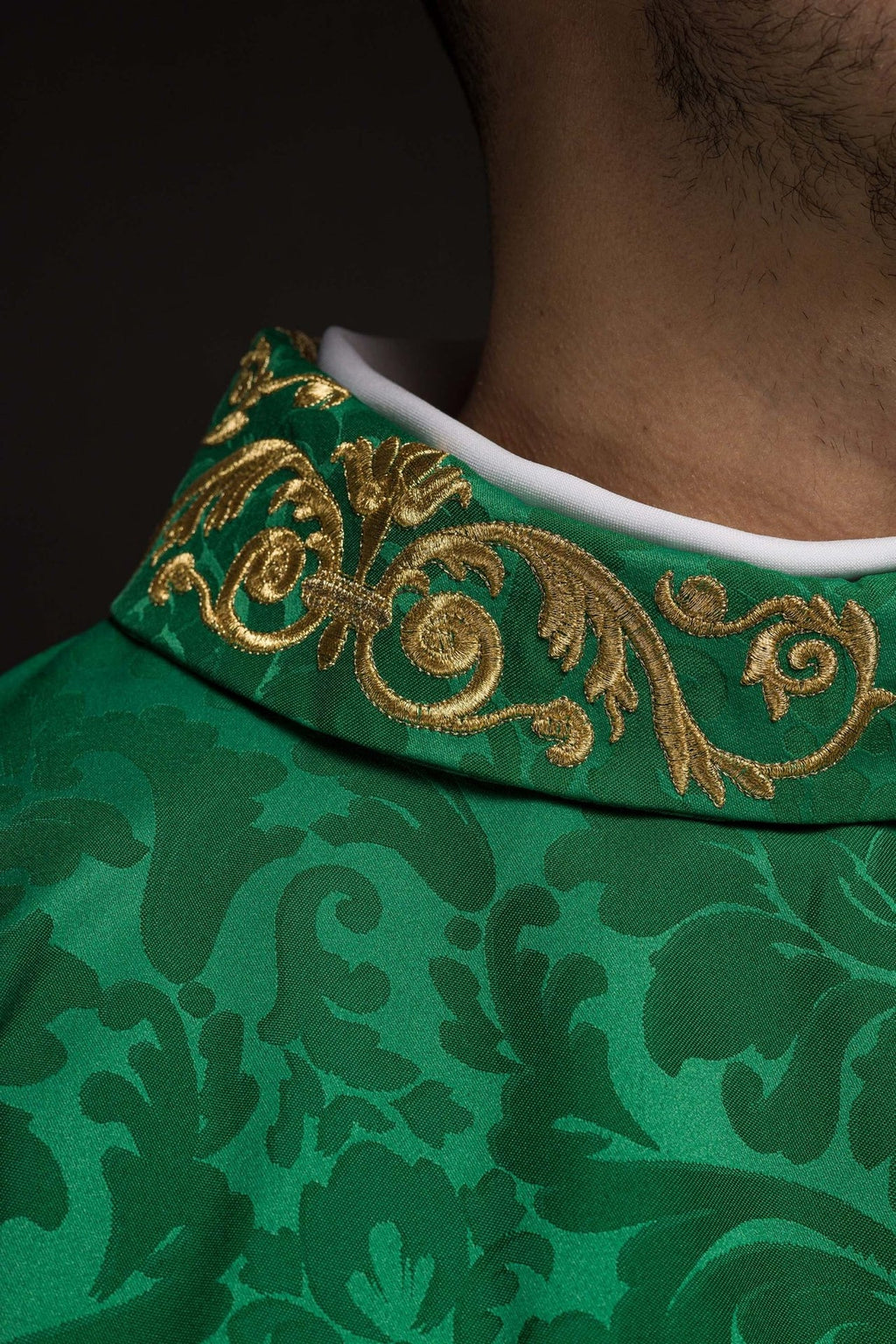 Ornat zielony z motywem IHS i bogato haftowanym kołnierzem na ozdobnej tkaninie