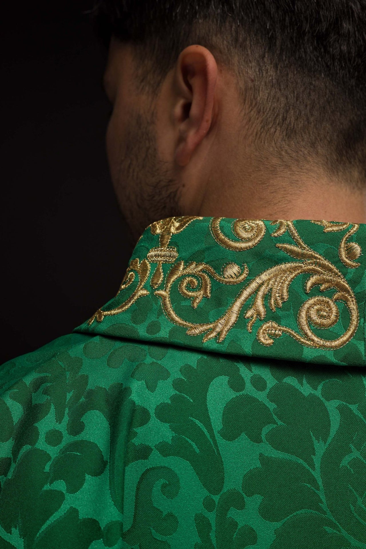 Ornat zielony z motywem IHS i bogato haftowanym kołnierzem na ozdobnej tkaninie