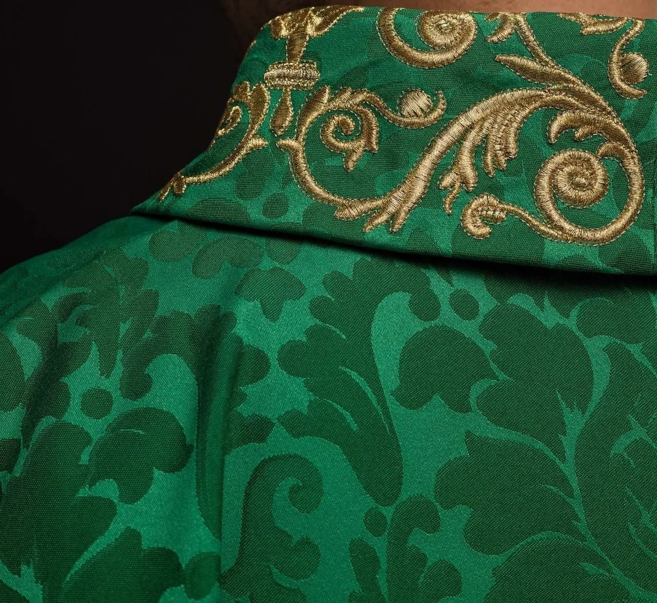 Chasuble verte avec motif IHS et col richement brodé sur tissu décoratif