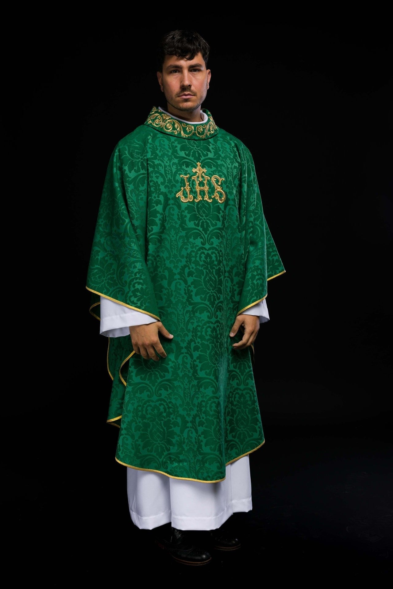 Ornat zielony z motywem IHS i bogato haftowanym kołnierzem na ozdobnej tkaninie
