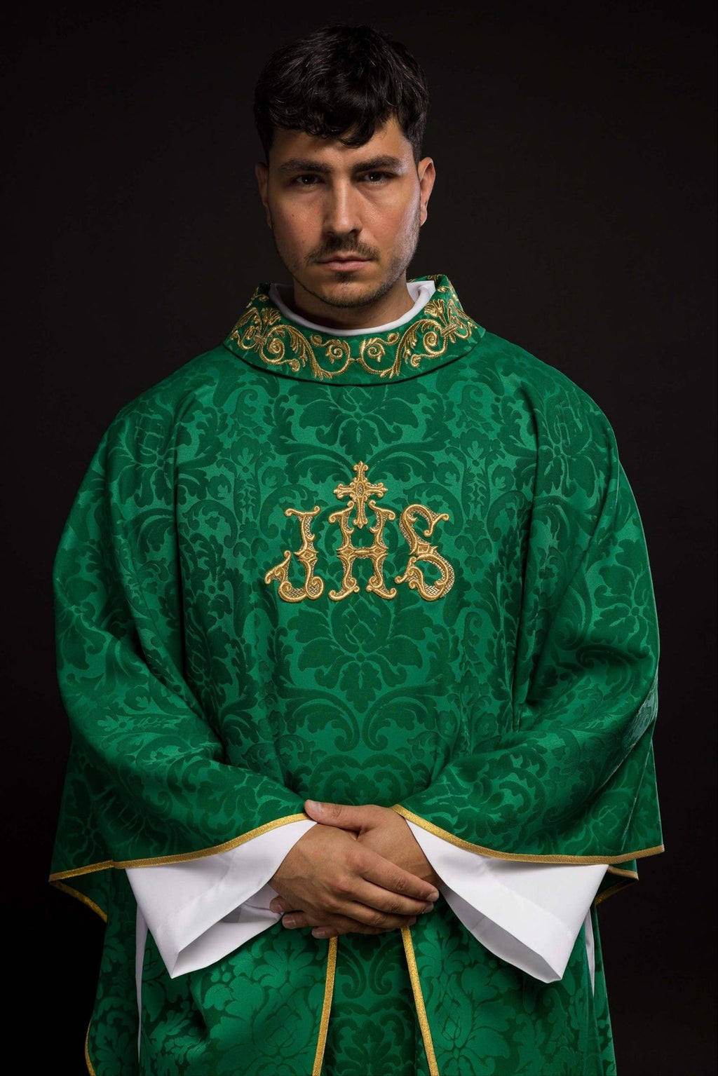 Ornat zielony z motywem IHS i bogato haftowanym kołnierzem na ozdobnej tkaninie