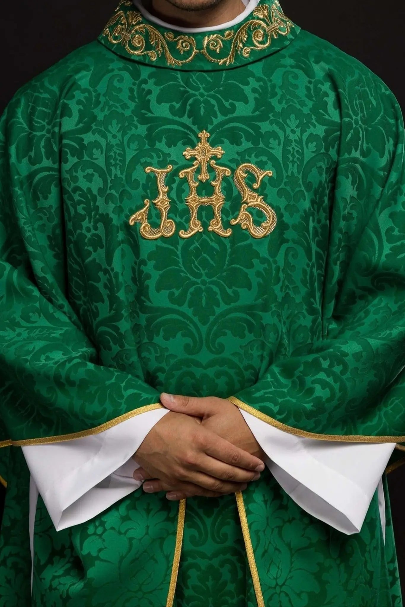 Chasuble verte avec motif IHS et col richement brodé sur tissu décoratif