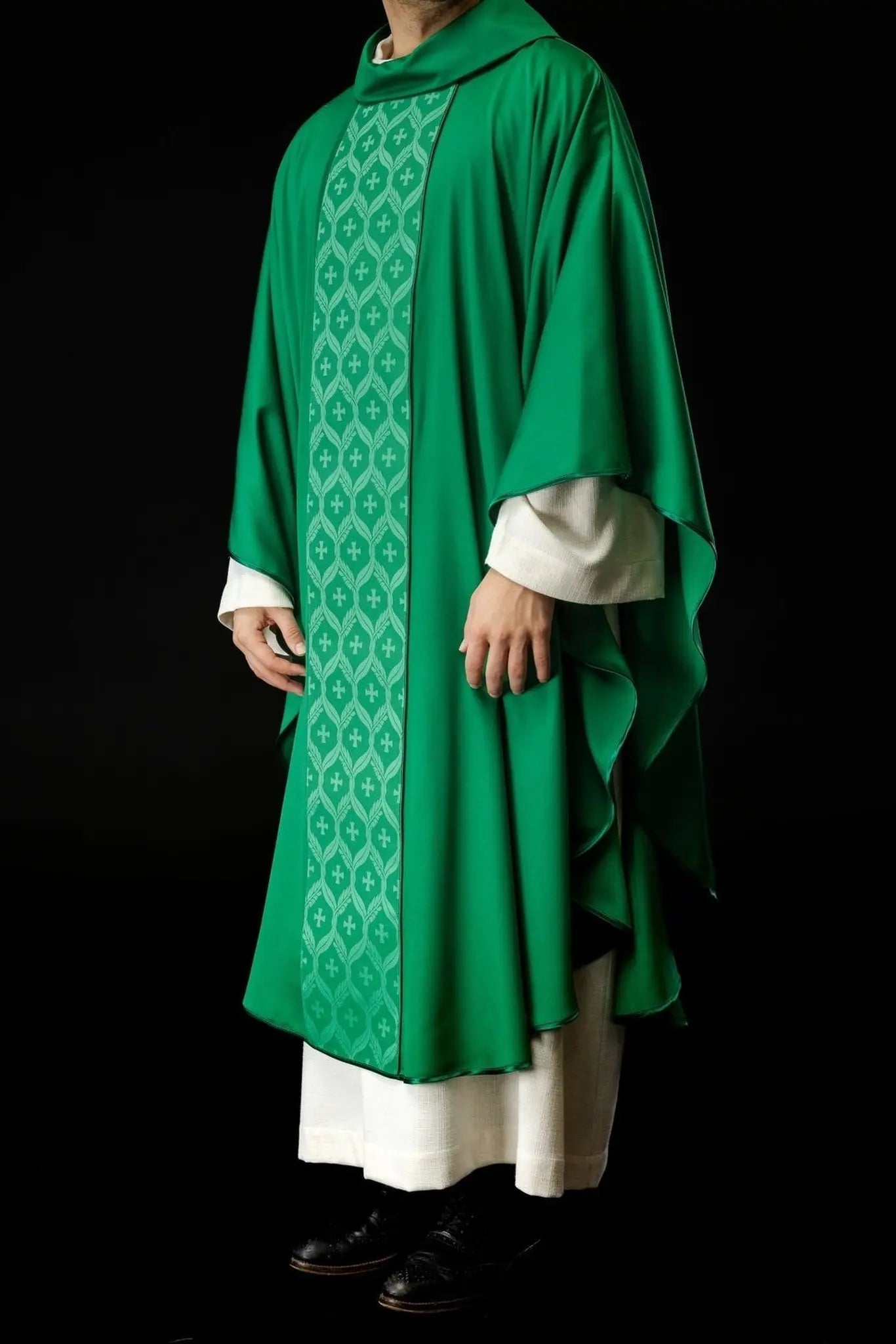 Chasuble verte avec bande de croix en jacquard