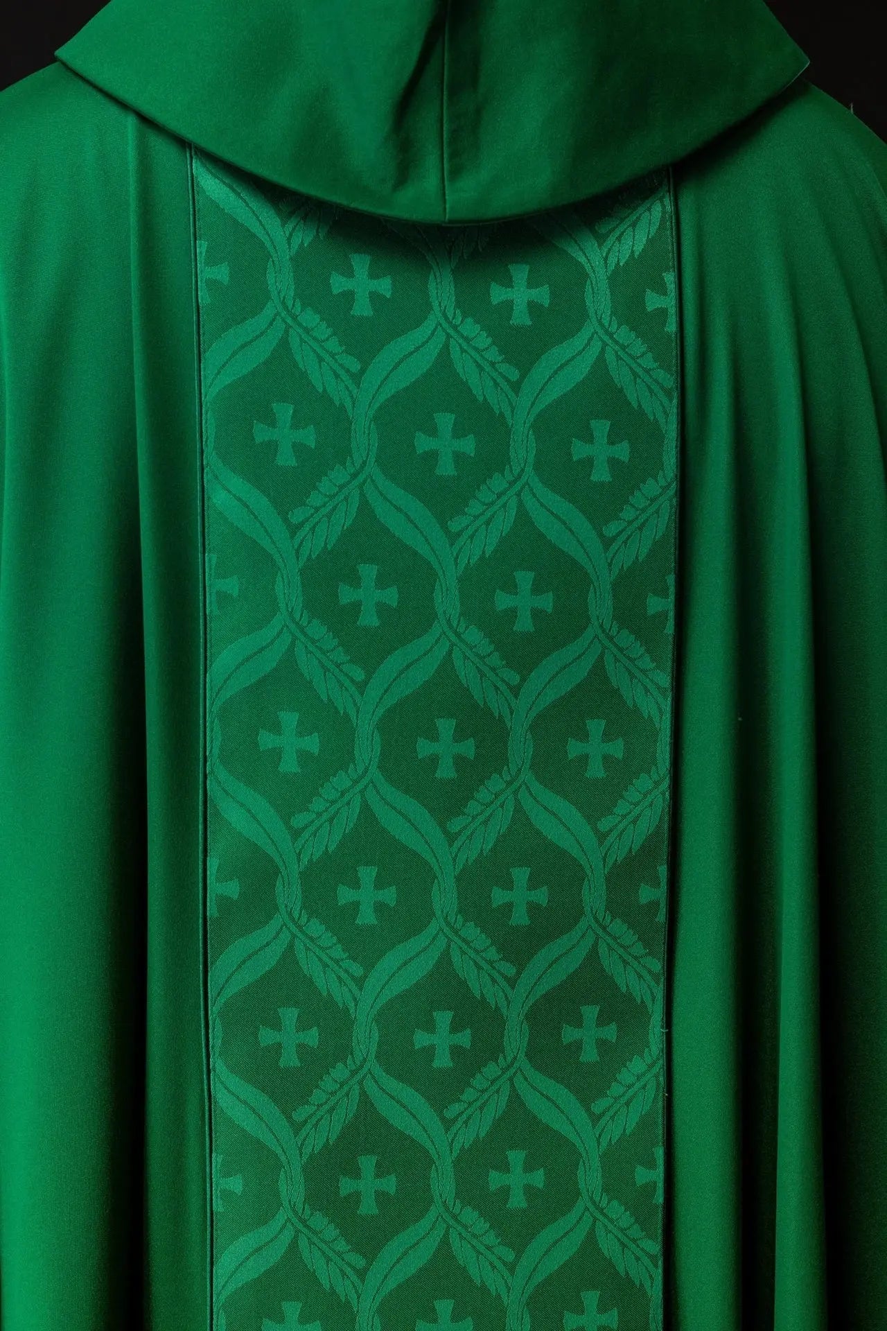 Chasuble verte avec bande de croix en jacquard
