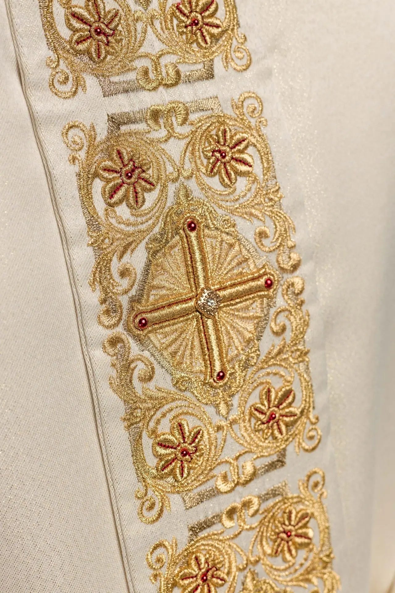 Chasuble d'or richement brodée décorée de pierres