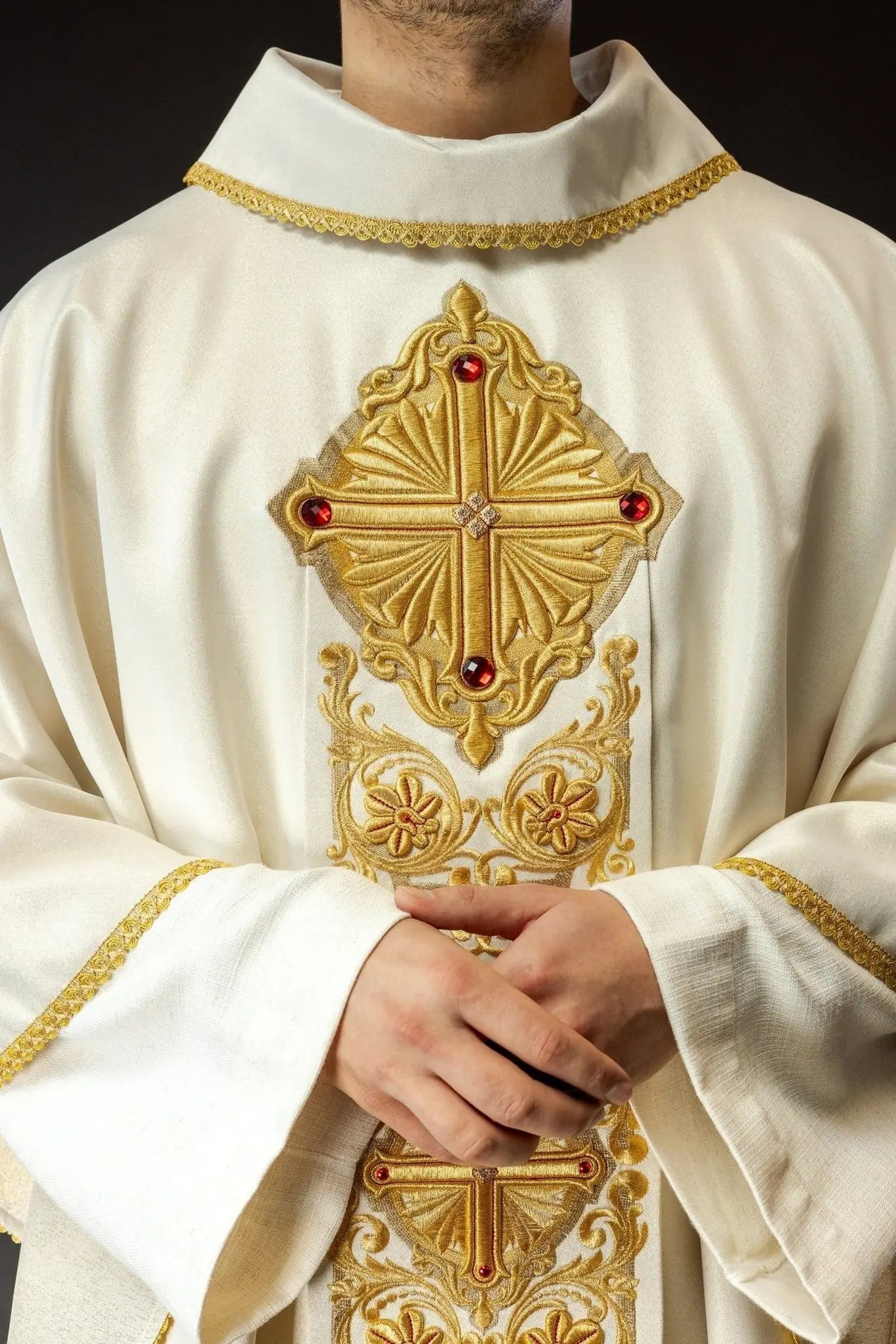 Chasuble d'or richement brodée décorée de pierres