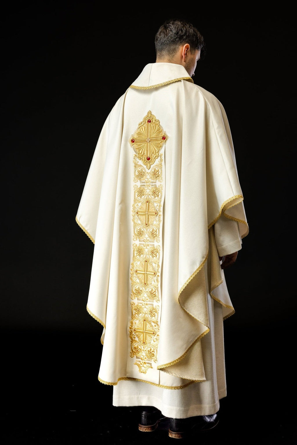 Ornat złoty bogato haftowany dekorowany kamieniami