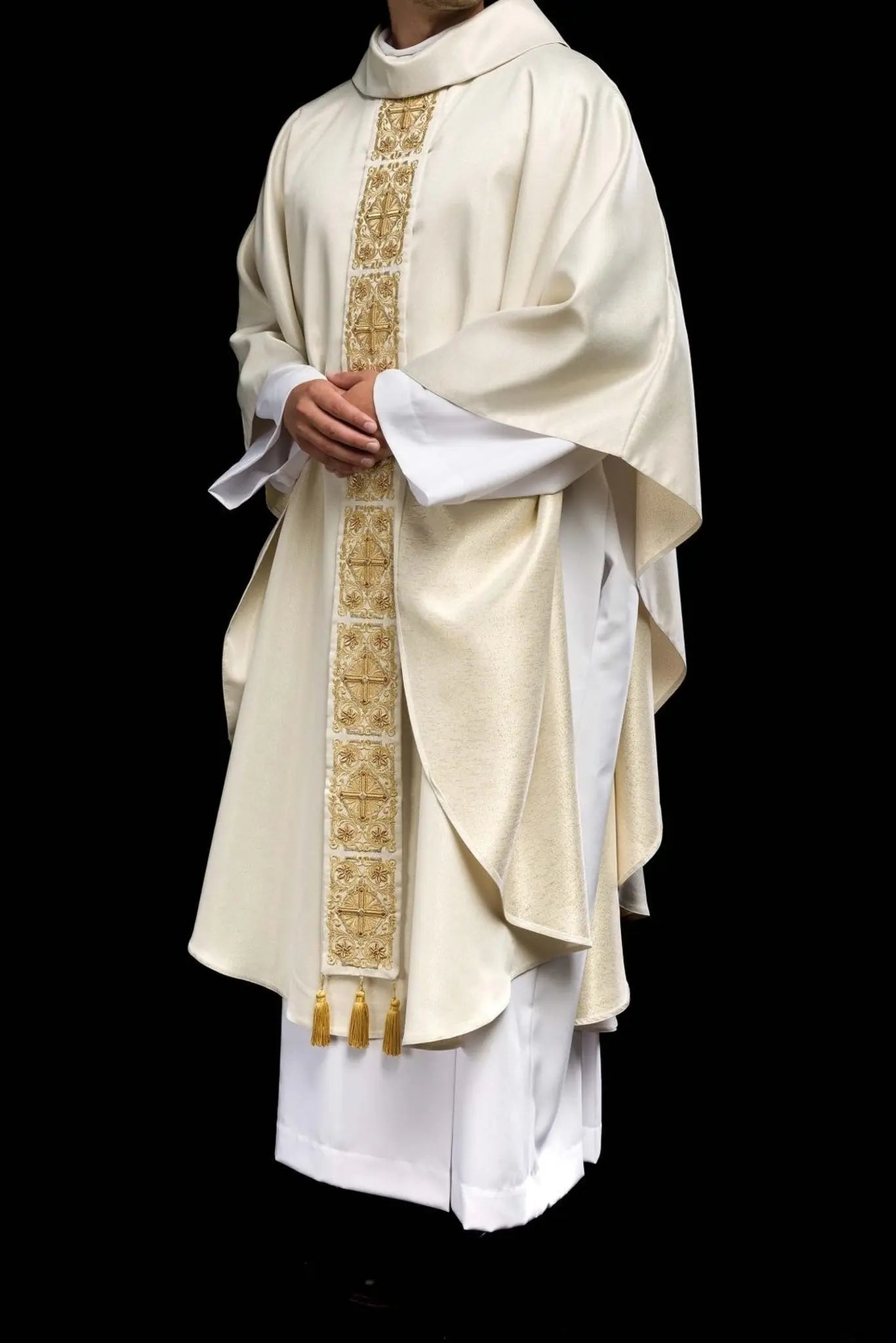 Chasuble d'or richement brodée décorée de pierres
