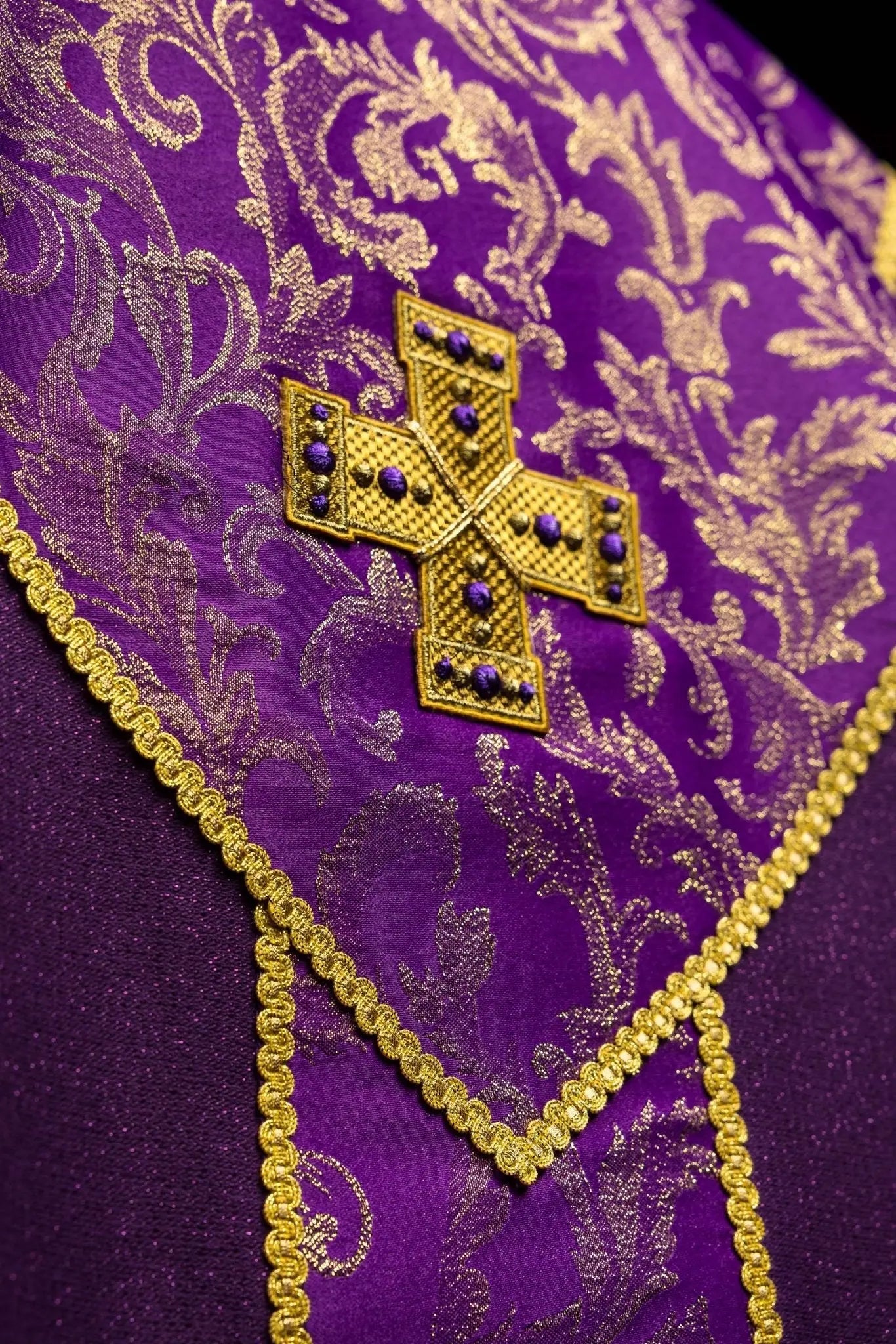 Purple Chasuble with Embroidered Gold Cross and Jacquard Fabric - HAFTINA ATELIER