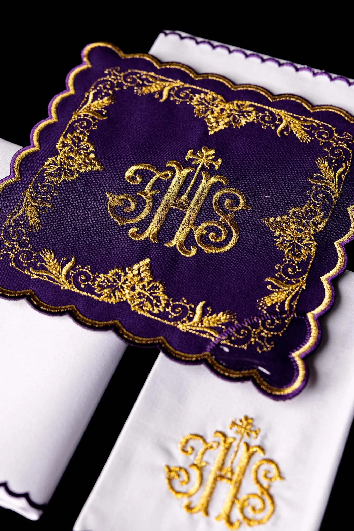 Purple embroidered chalice linen set with IHS motif - HAFTINA ATELIER