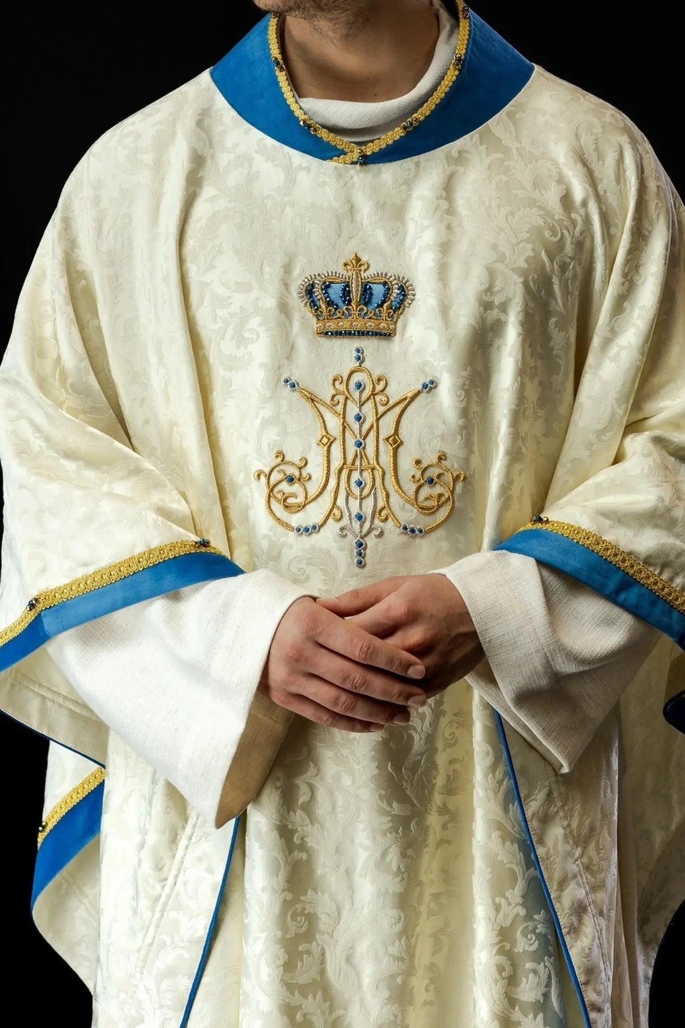 Chasuble mariale faite main avec pierres naturelles – Modèle 7006