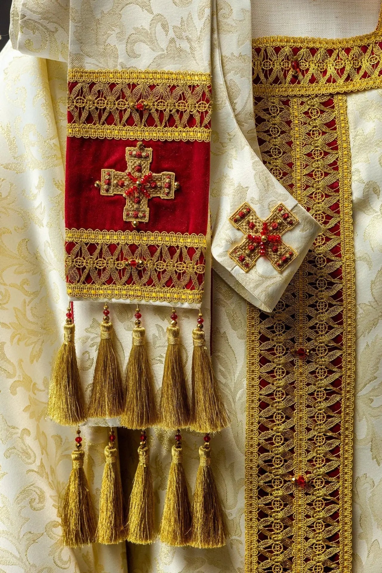 Chasuble liturgique artisanale avec pierres naturelles – Modèle 7009