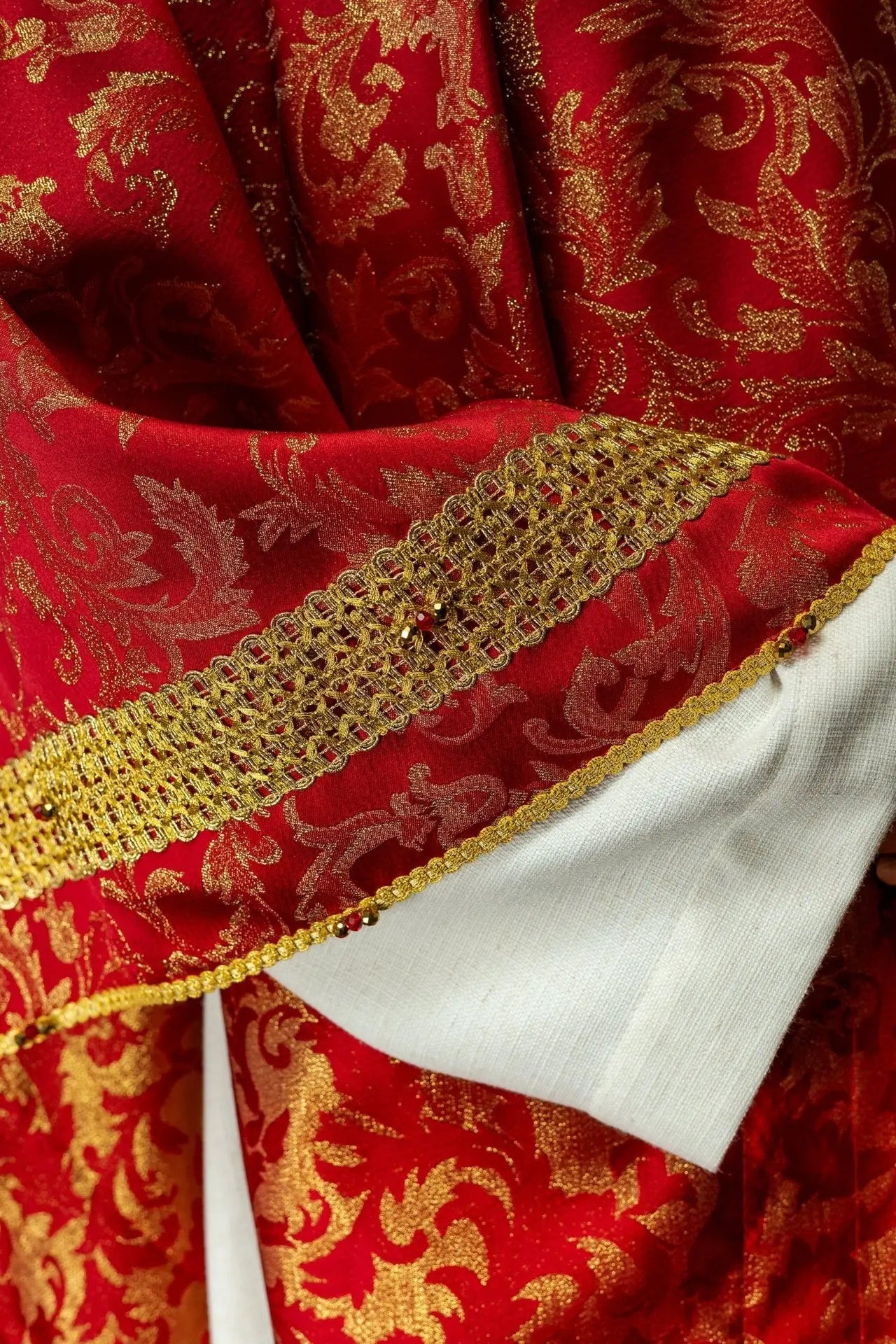 Chasuble rouge faite main avec pierres naturelles – Collection faite main 7010