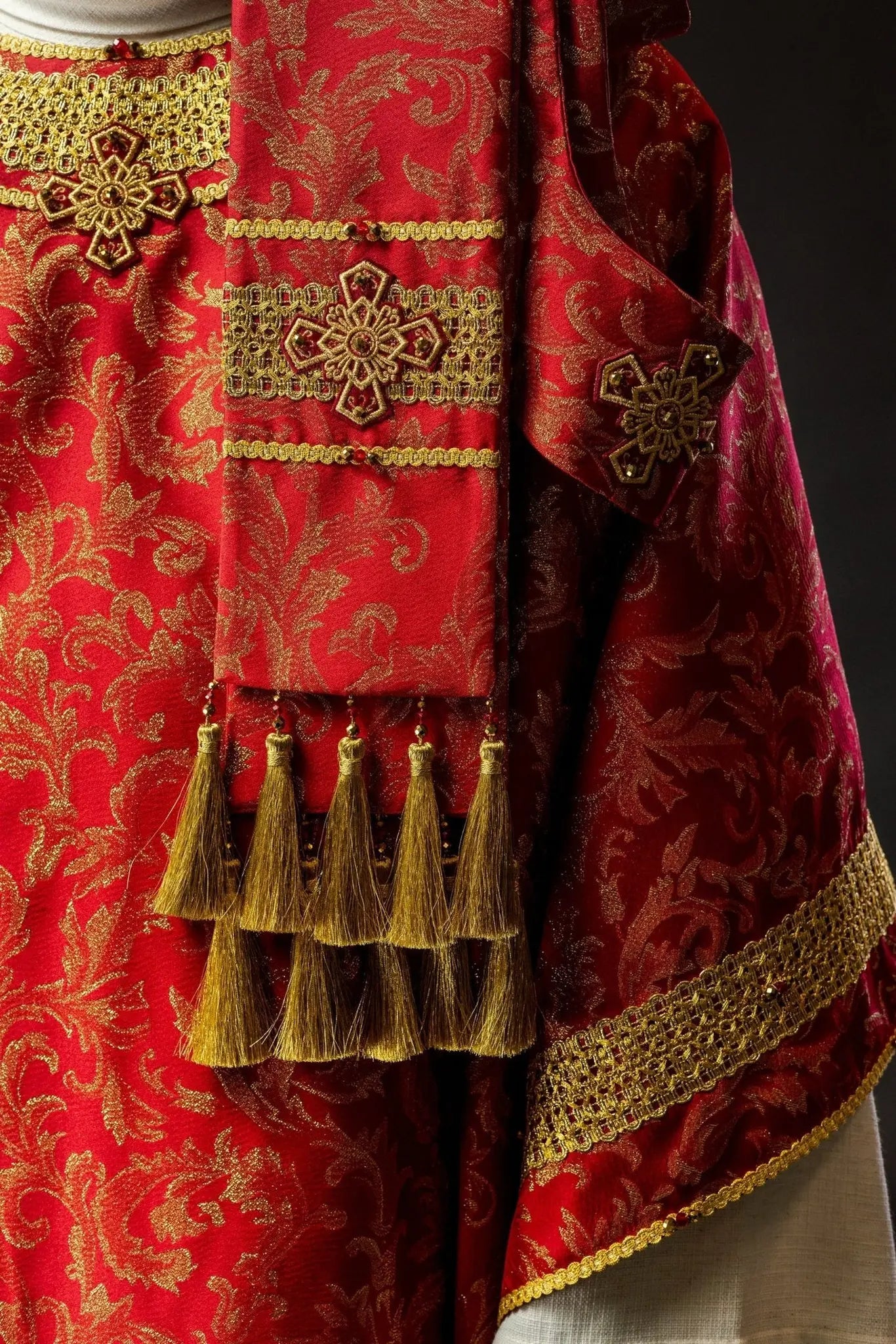 Chasuble rouge faite main avec pierres naturelles – Collection faite main 7010