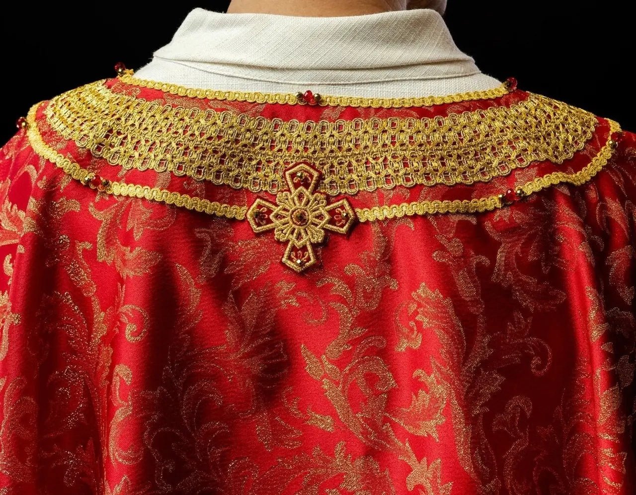 Chasuble rouge faite main avec pierres naturelles – Collection faite main 7010