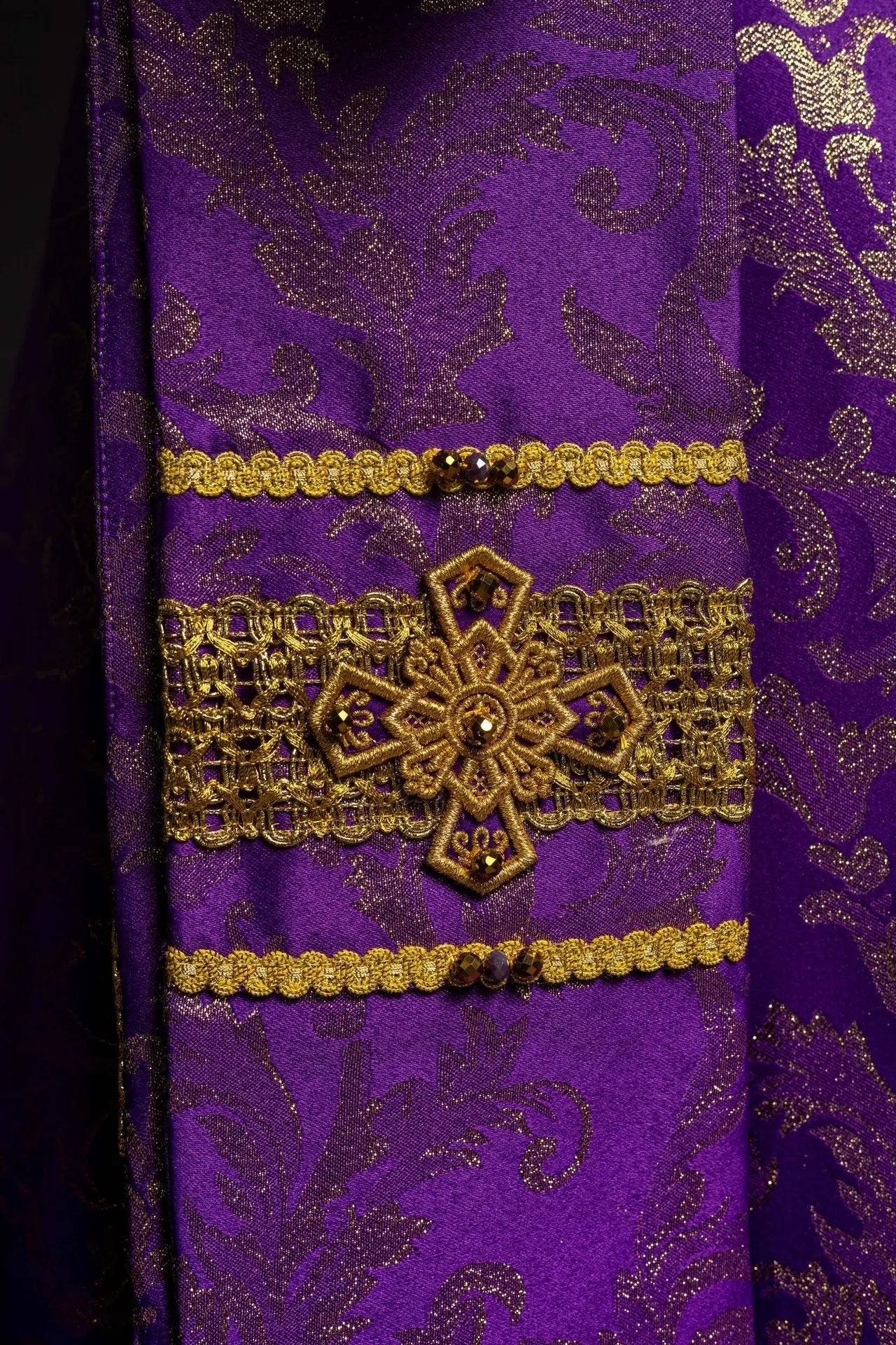Chasuble violette artisanale avec pierres naturelles – Collection faite main 7010