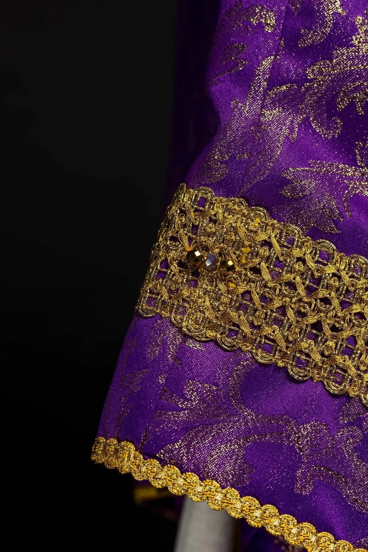 Chasuble violette artisanale avec pierres naturelles – Collection faite main 7010