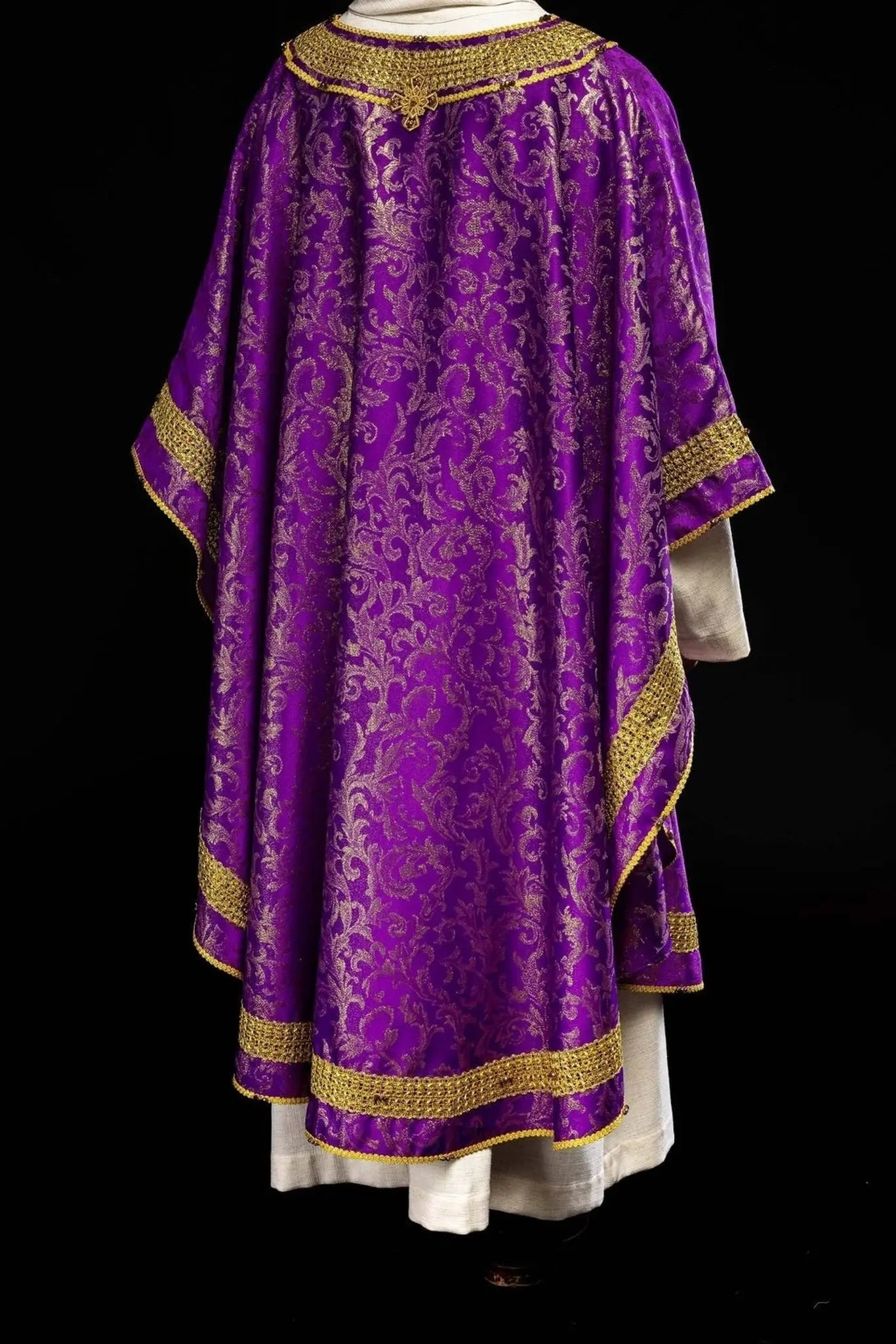 Chasuble violette artisanale avec pierres naturelles – Collection faite main 7010
