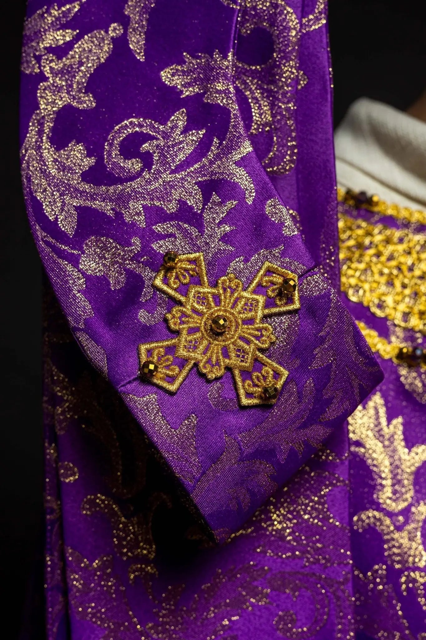 Chasuble violette artisanale avec pierres naturelles – Collection faite main 7010