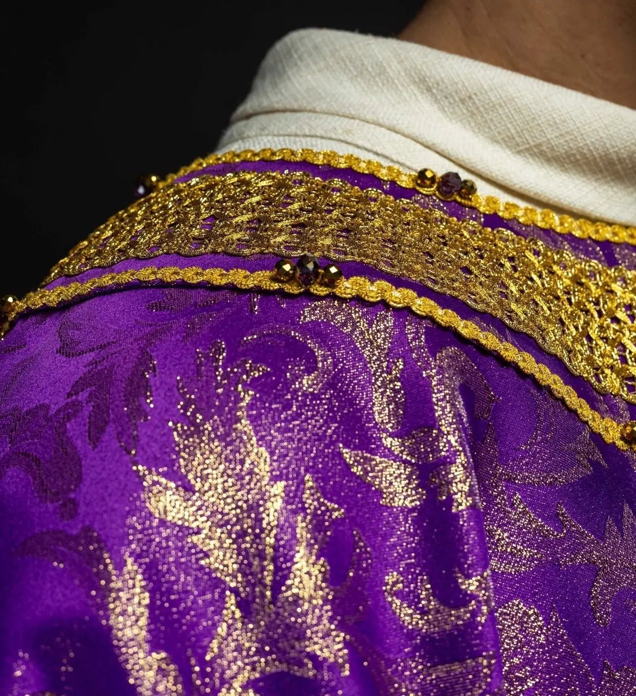 Chasuble violette artisanale avec pierres naturelles – Collection faite main 7010