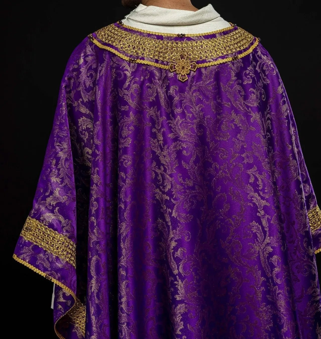 Chasuble violette artisanale avec pierres naturelles – Collection faite main 7010