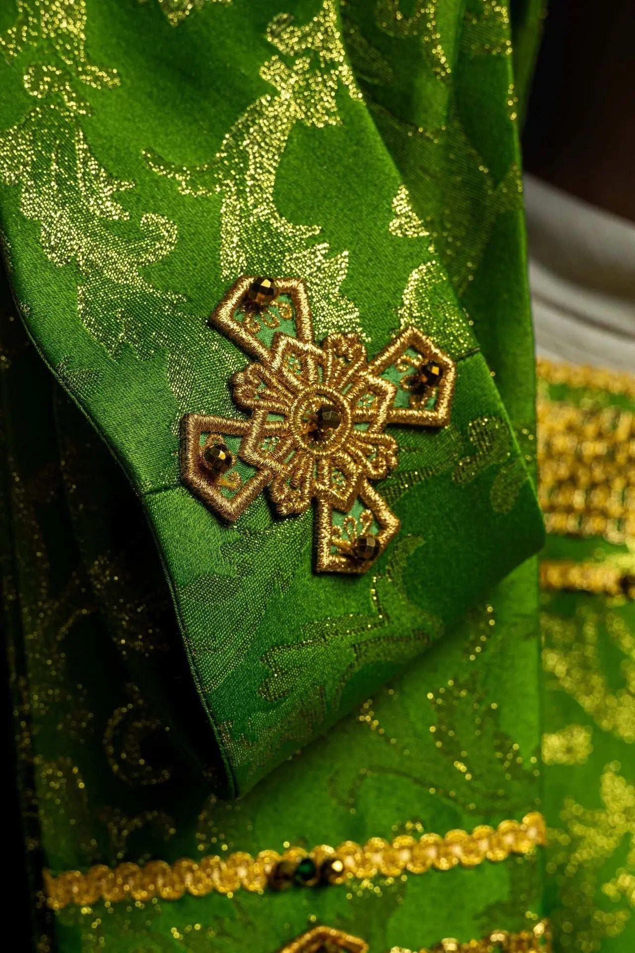 Chasuble verte faite main avec pierres naturelles – Collection Handmade 7010