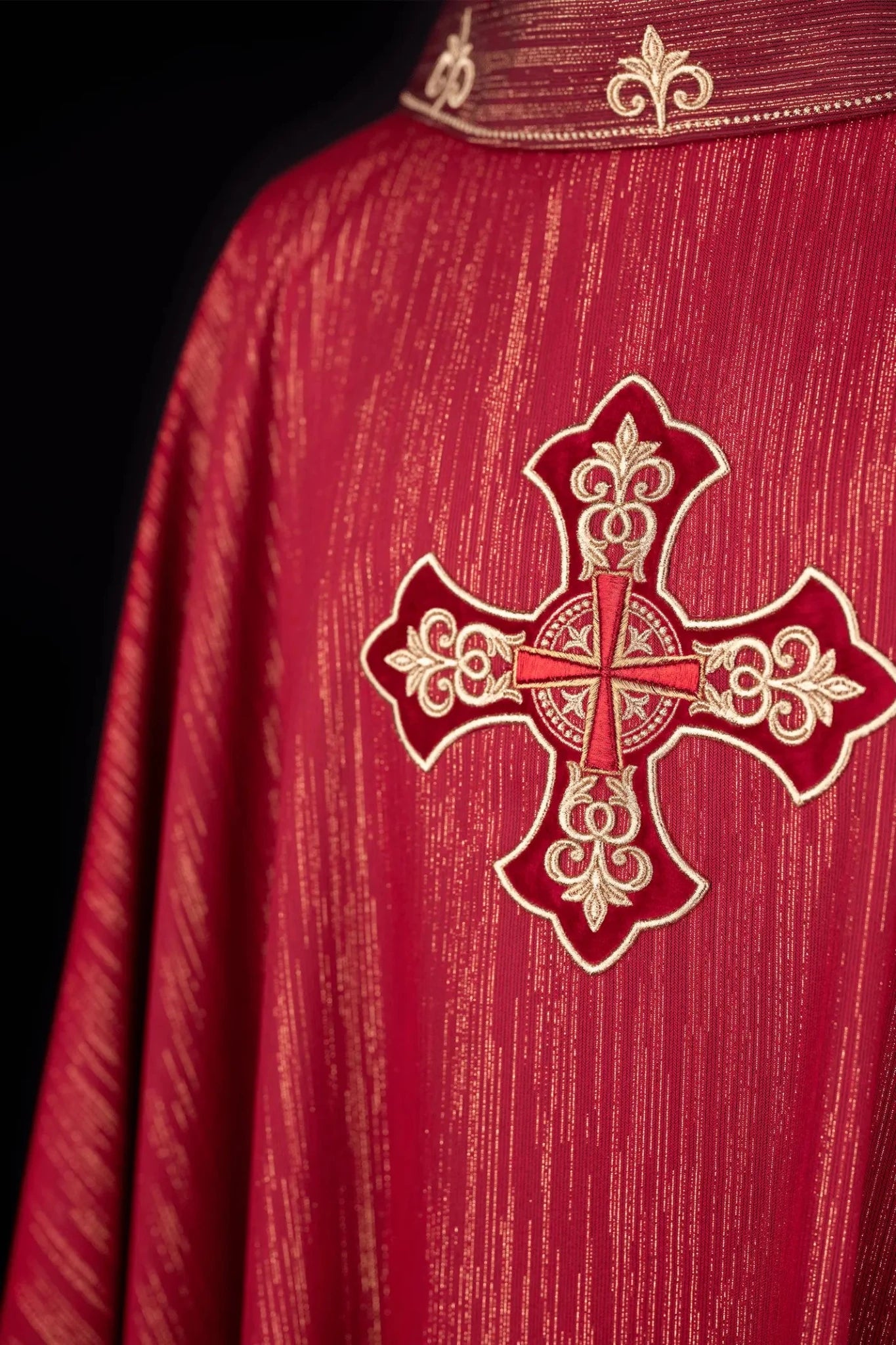 Red chasuble with richly embroidered cross and decorated collar - HAFTINA ATELIER