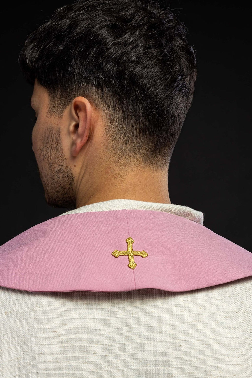 Różowa stuła kapłańska IHS