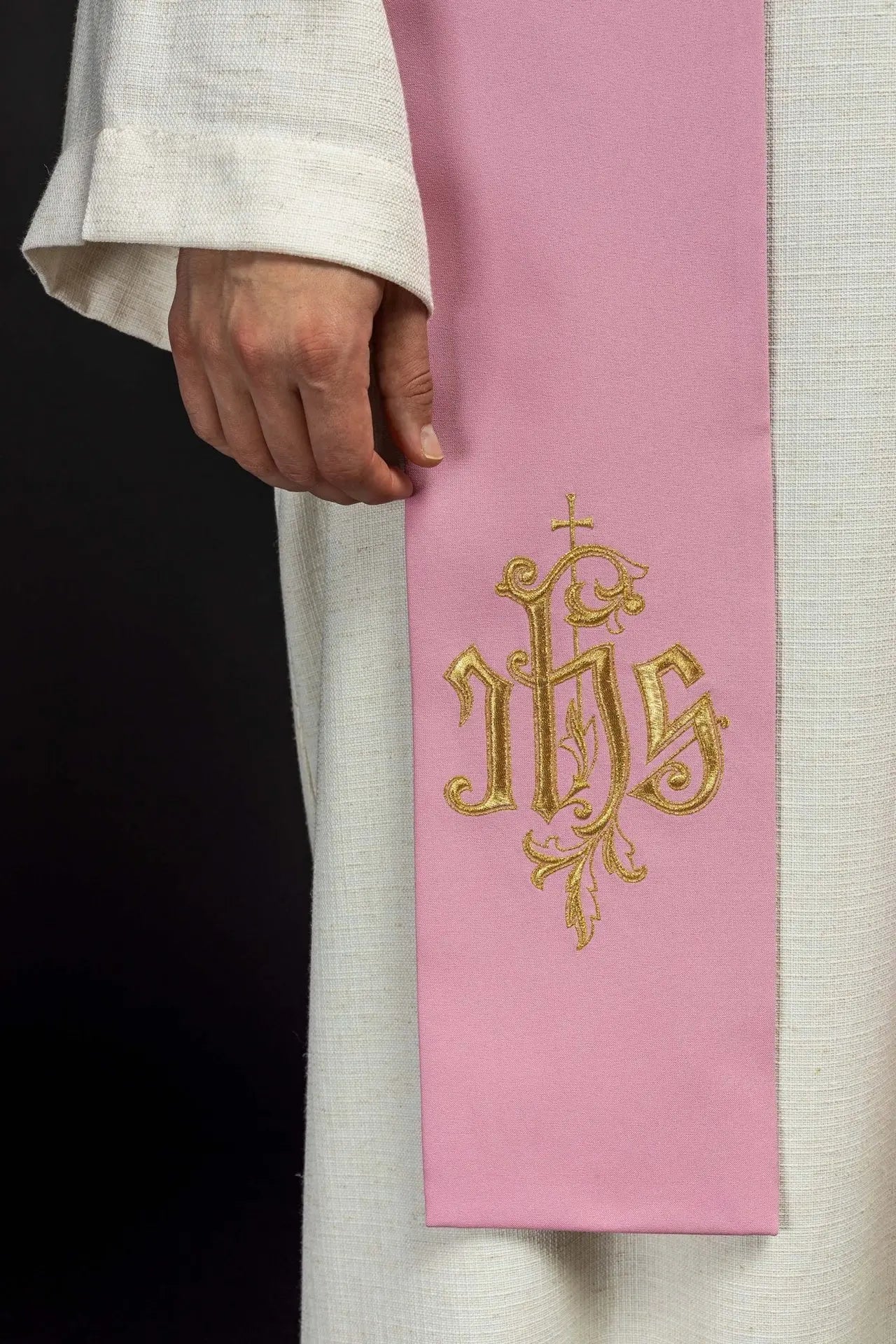 Étola rose IHS pour prêtre