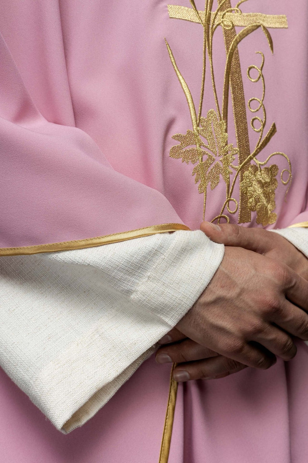 Różowy ornat z złotym haftem krzyża