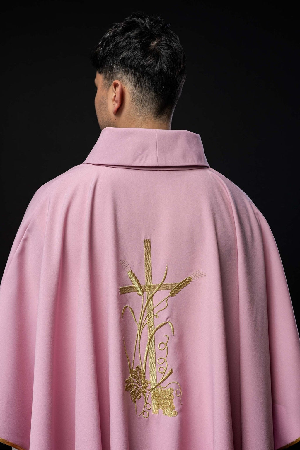 Różowy ornat z złotym haftem krzyża