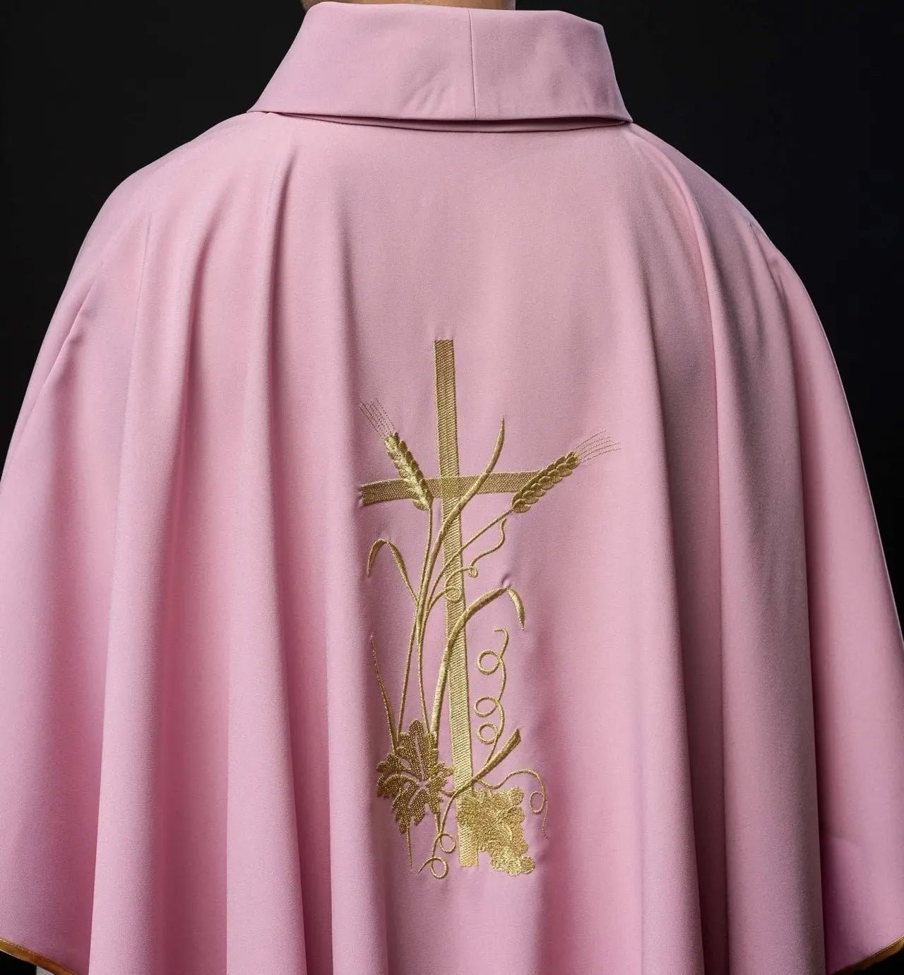 Chasuble rose avec broderie de croix dorée