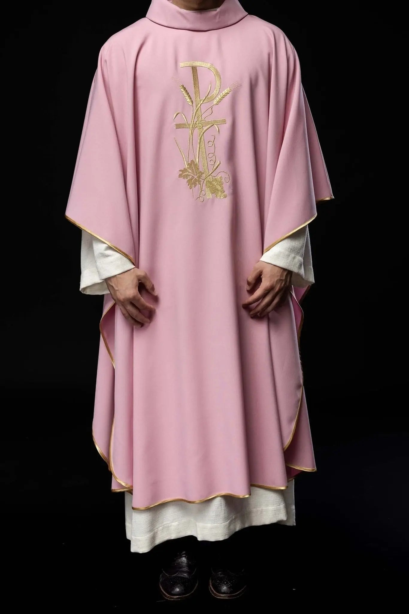 Chasuble rose avec broderie de croix dorée