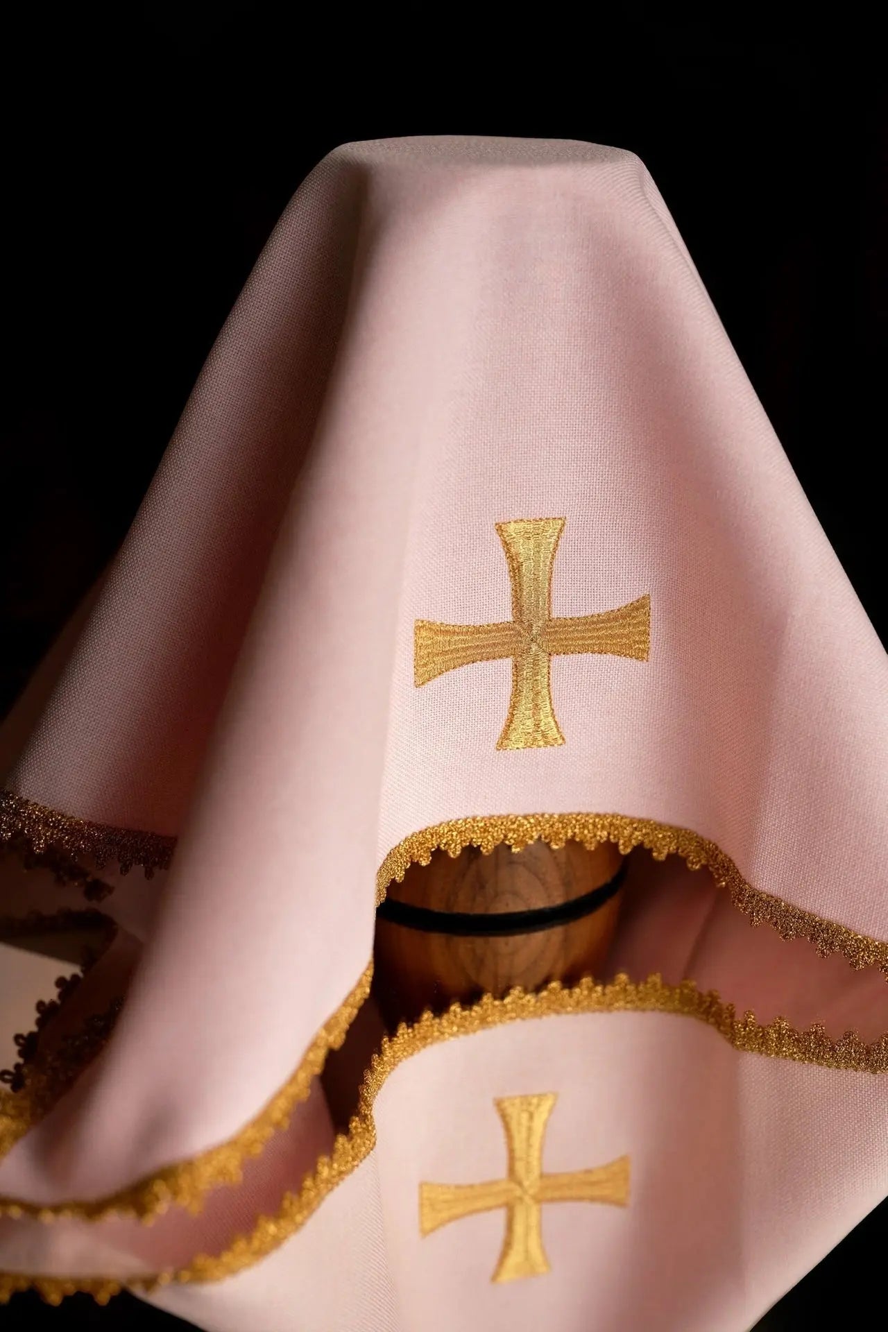 Voile de calice rose avec symbole de la croix