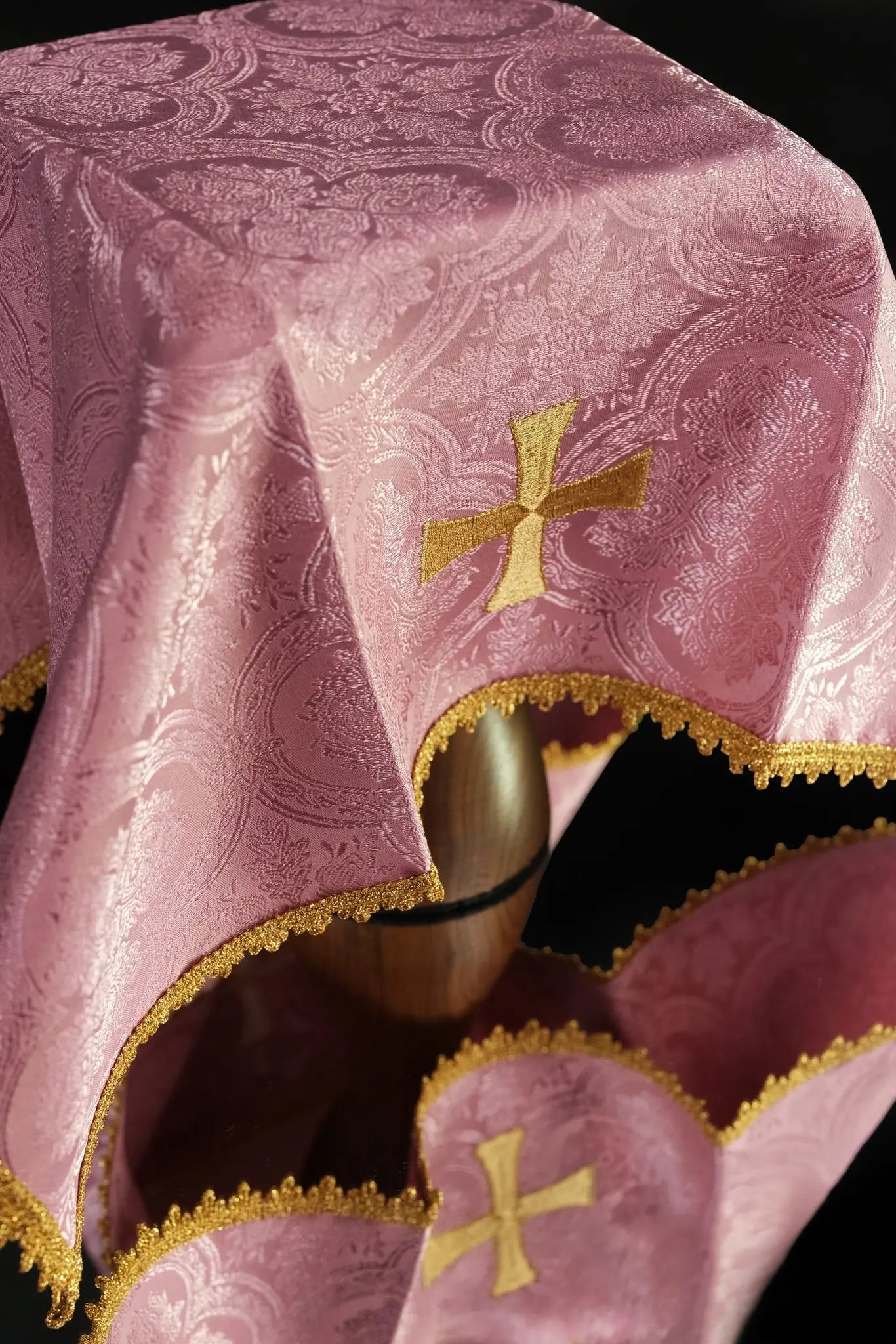 Voile de calice rose avec motif de croix en tissu jacquard
