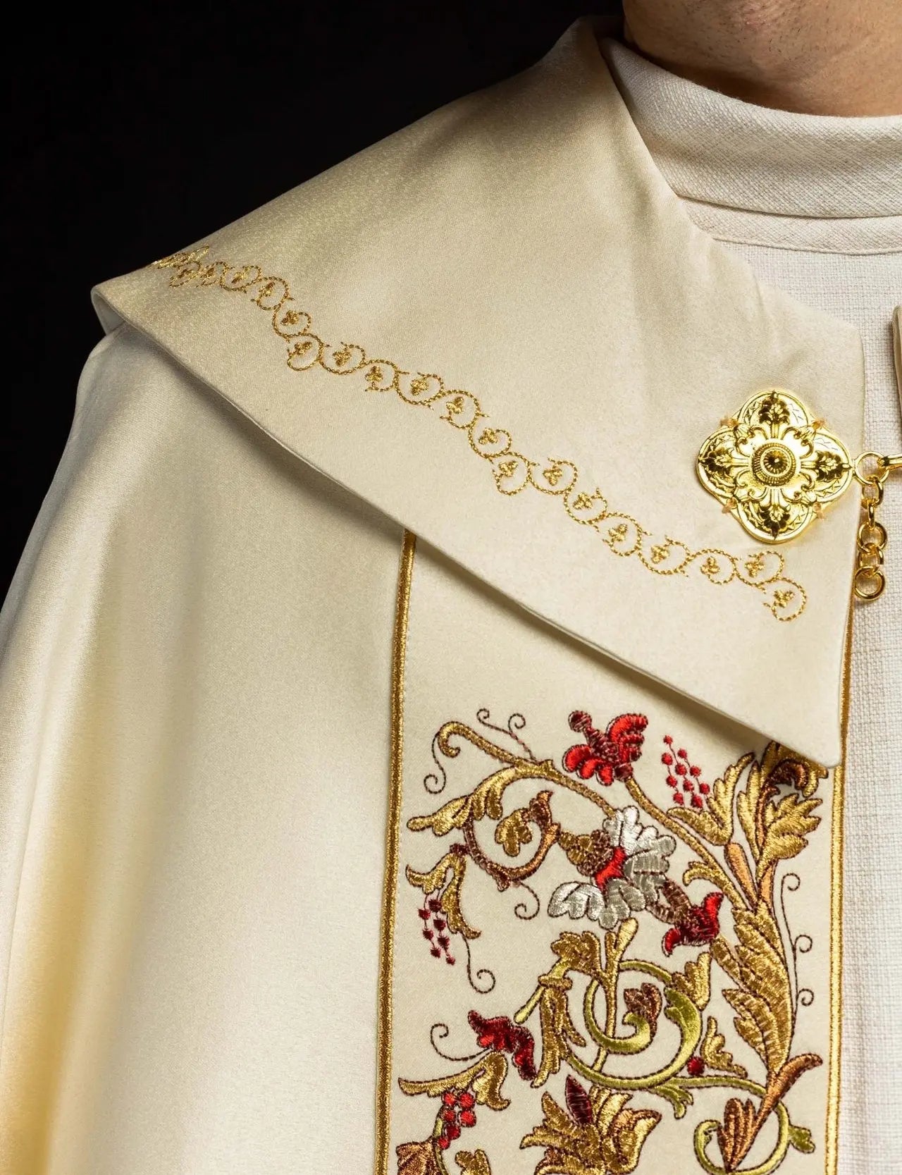 Chapelle liturgique en satin écru avec IHS doré brodé