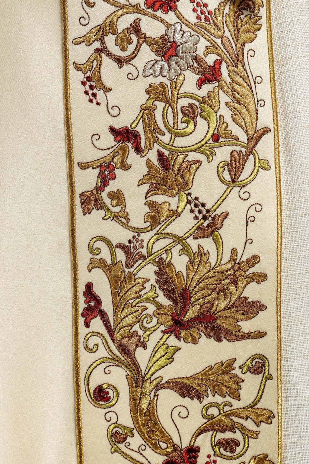 Satynowa kapa liturgiczna ecru z haftowanym złotym IHS