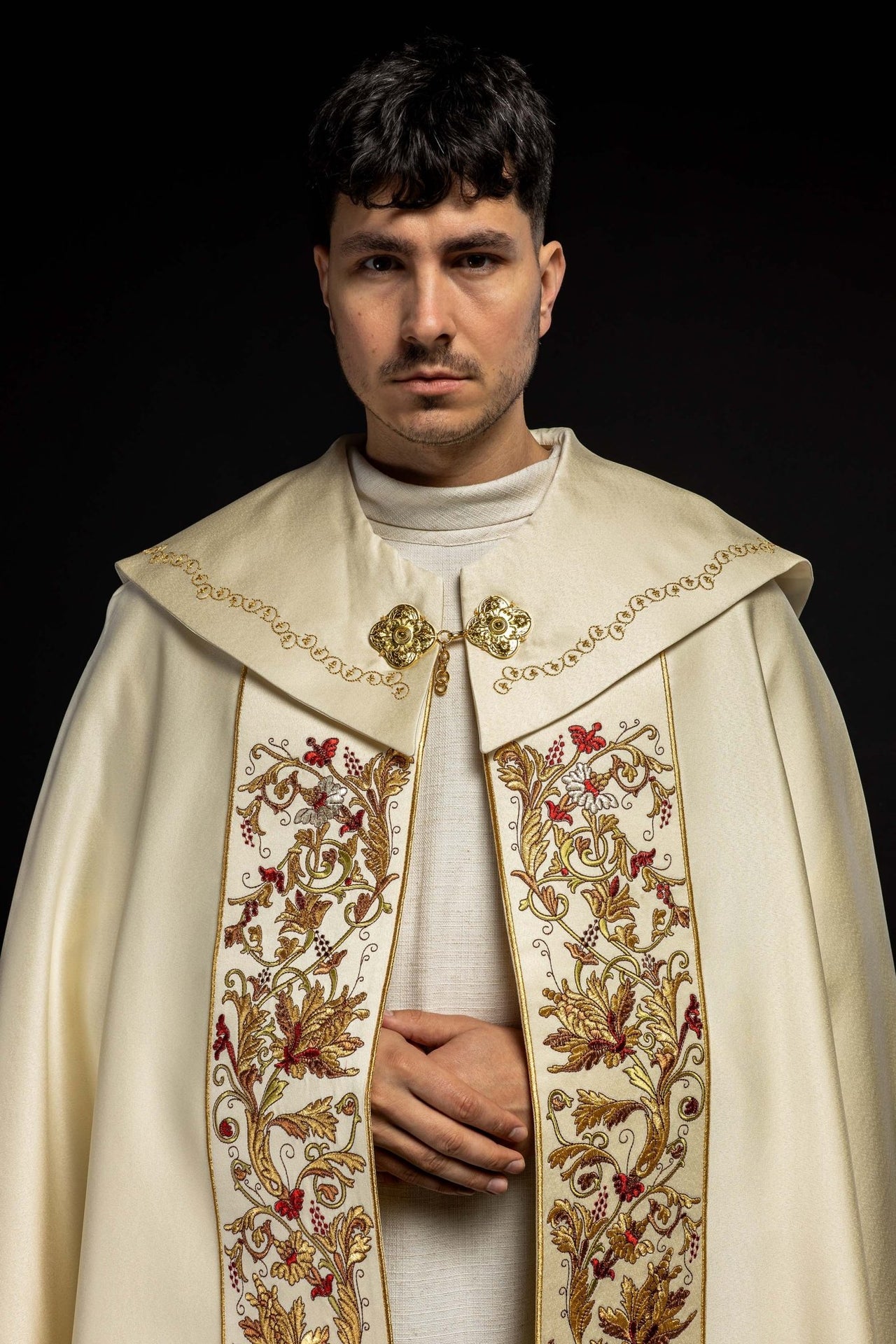 Satynowa kapa liturgiczna ecru z haftowanym złotym IHS