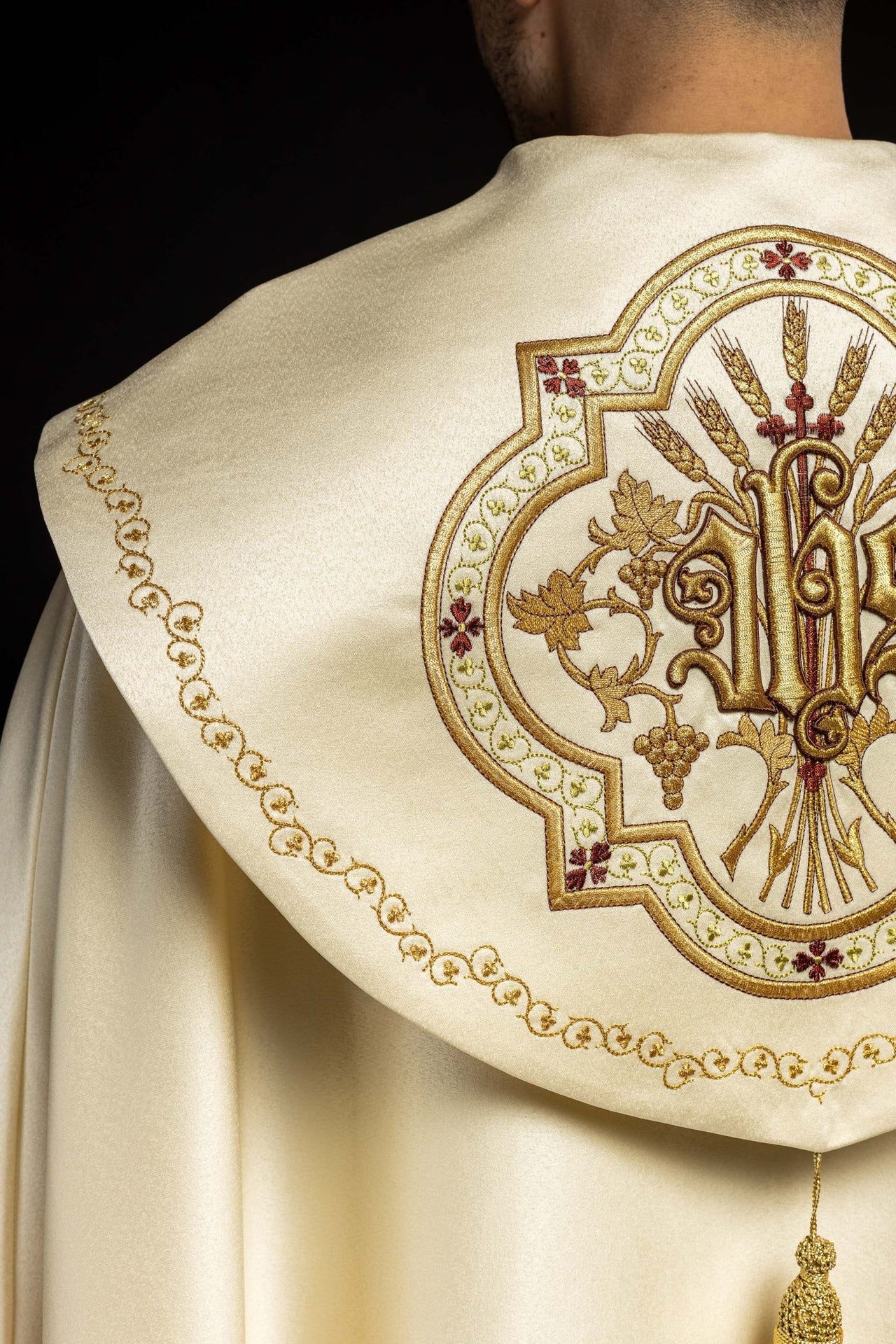 Satynowa kapa liturgiczna ecru z haftowanym złotym IHS
