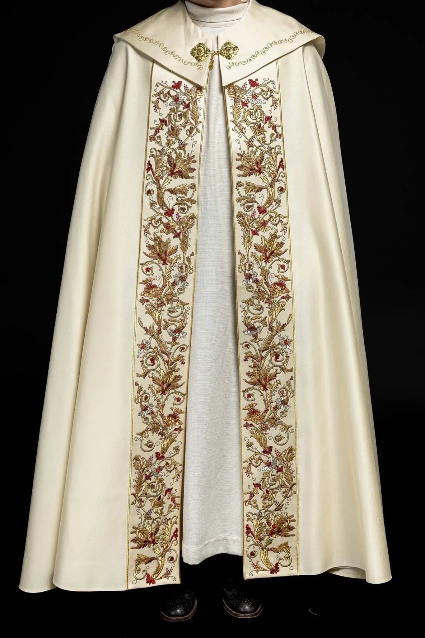 Chapelle liturgique en satin écru avec IHS doré brodé