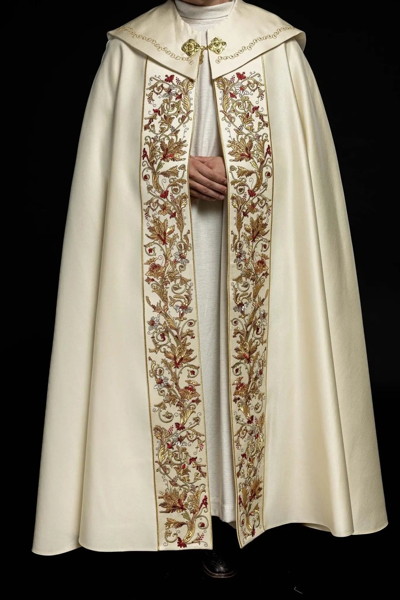Chapelle liturgique en satin écru avec IHS doré brodé