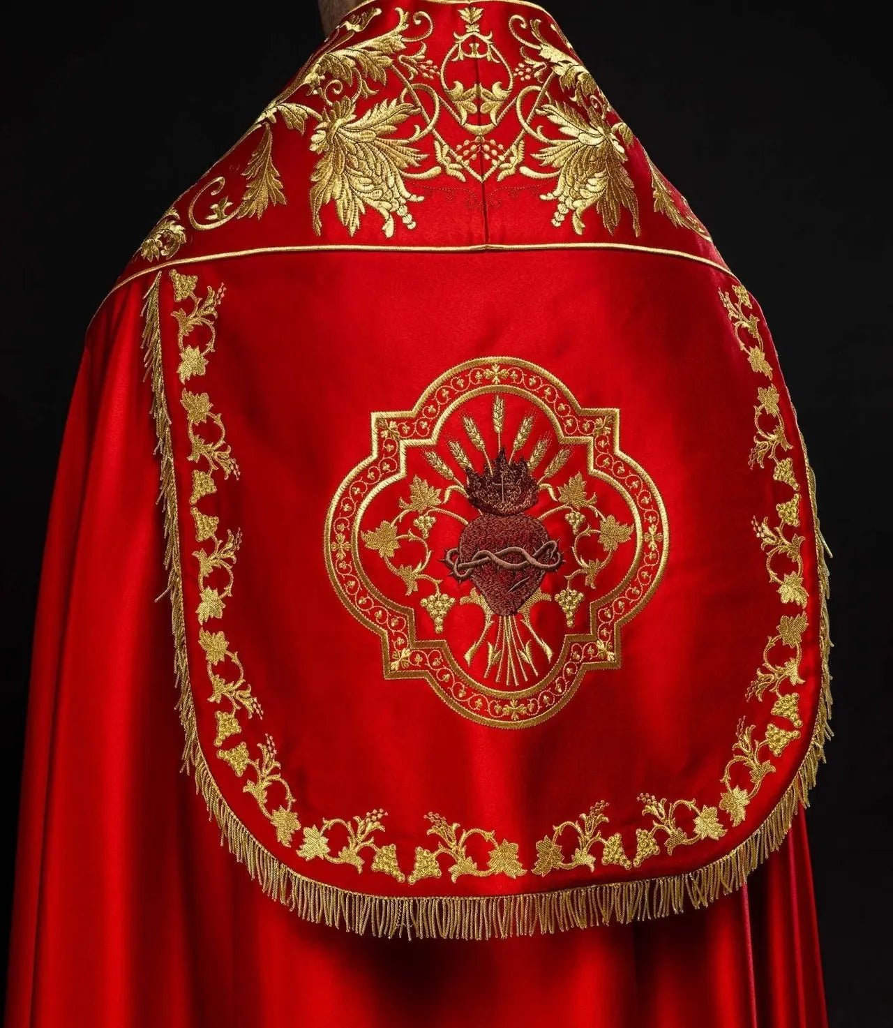 Cope en satin romain – Rouge avec Sacré-Cœur de Jésus brodé